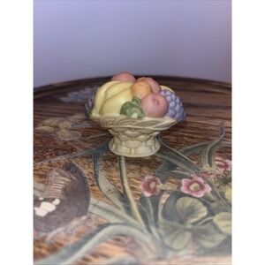 1983 Enesco Treasured Memories A Family Gathering‎ Thanksgiving Fruit Basket